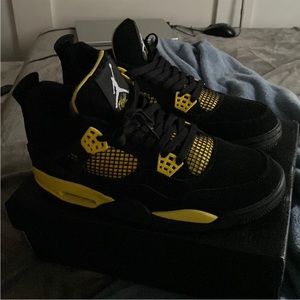 Air jordan 4 Retro “ thunders” very good condition